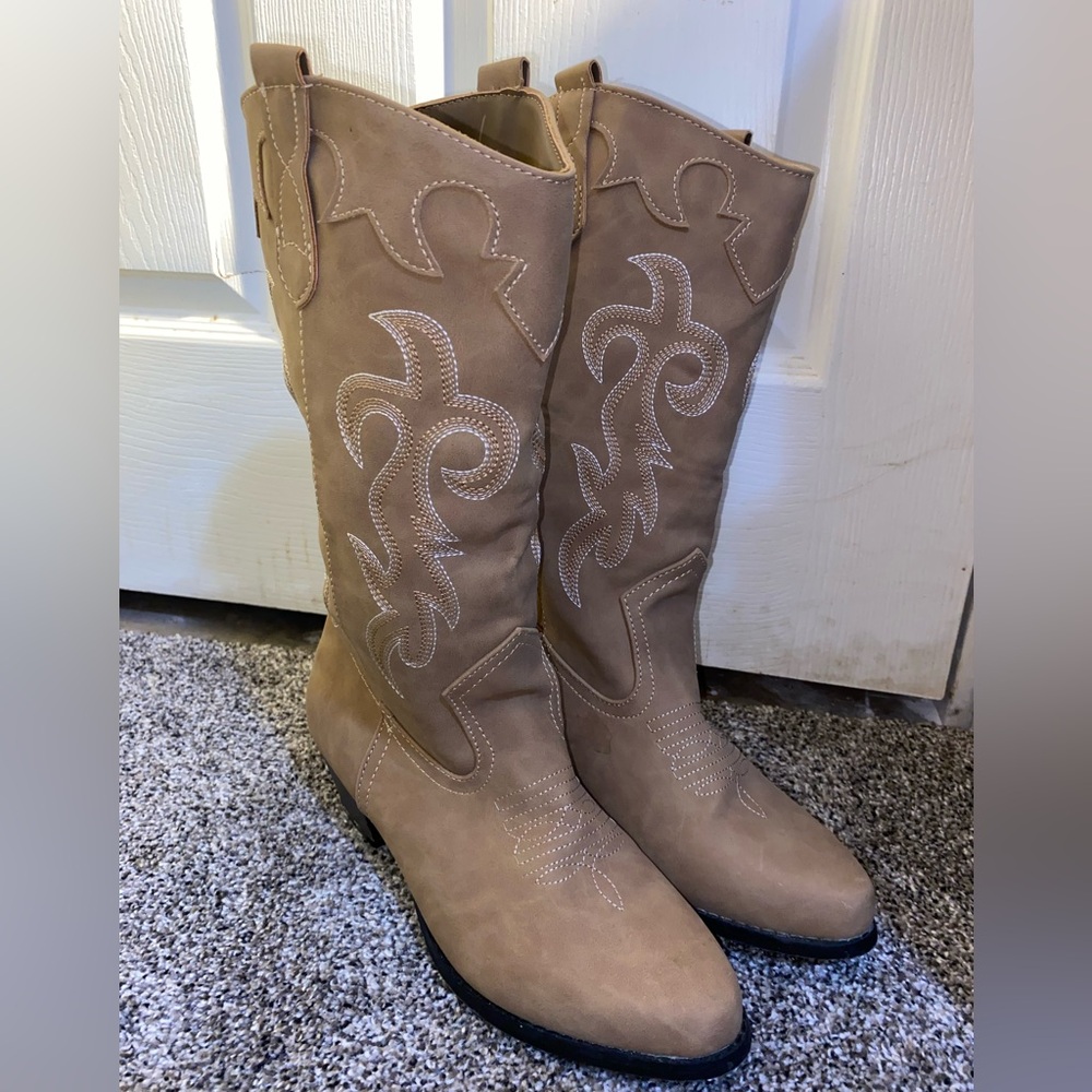 Women’s Cowboy Boots: Size 10
